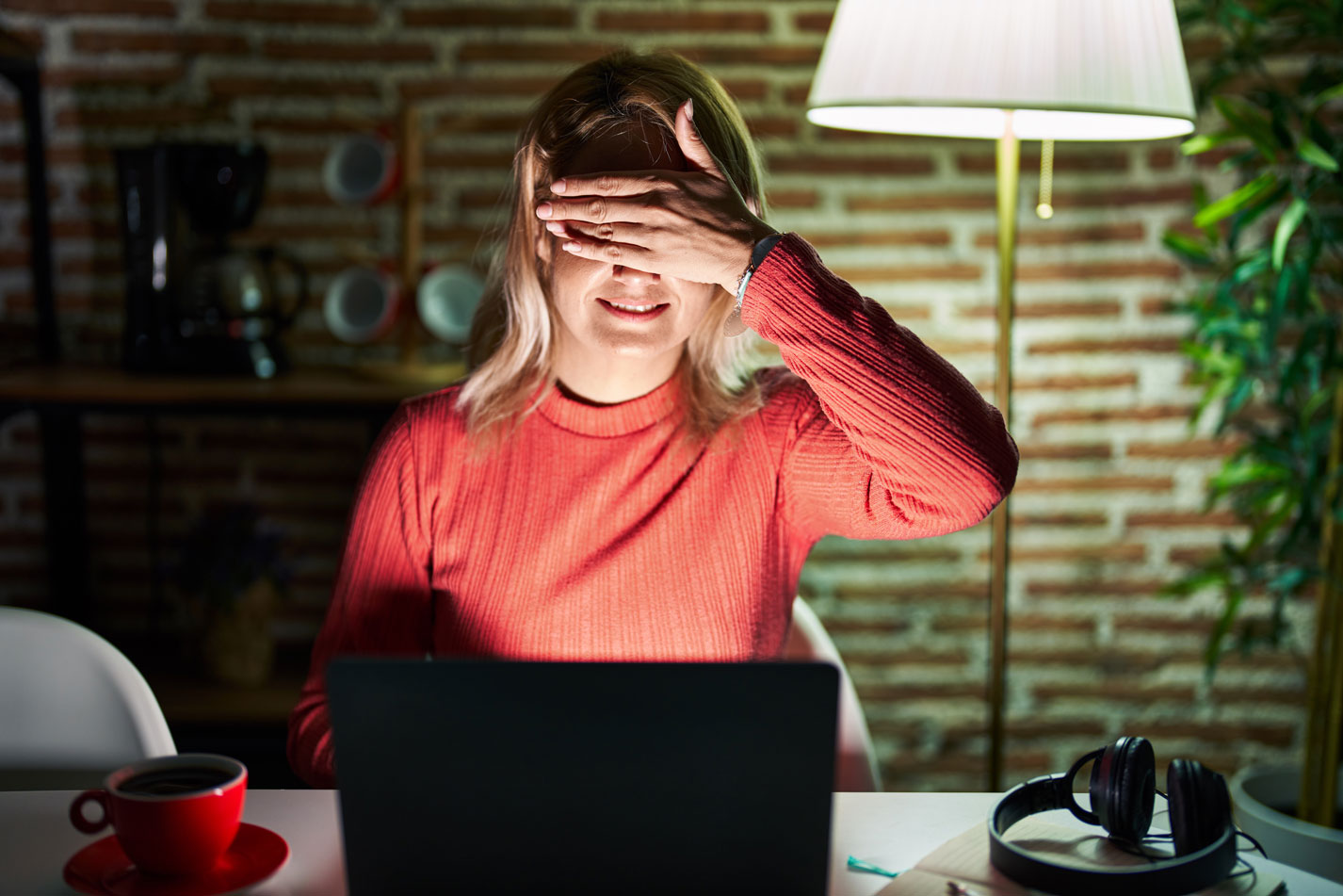 Cómo la Iluminación Afecta la Salud Visual en el Trabajo